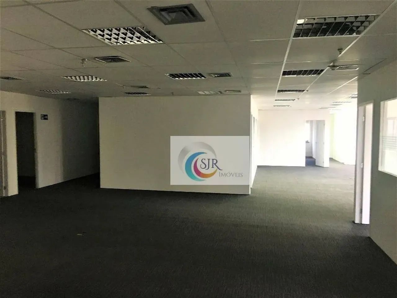 Conjunto comercial com área útil de 290,00m² com 6 vagas de garagem