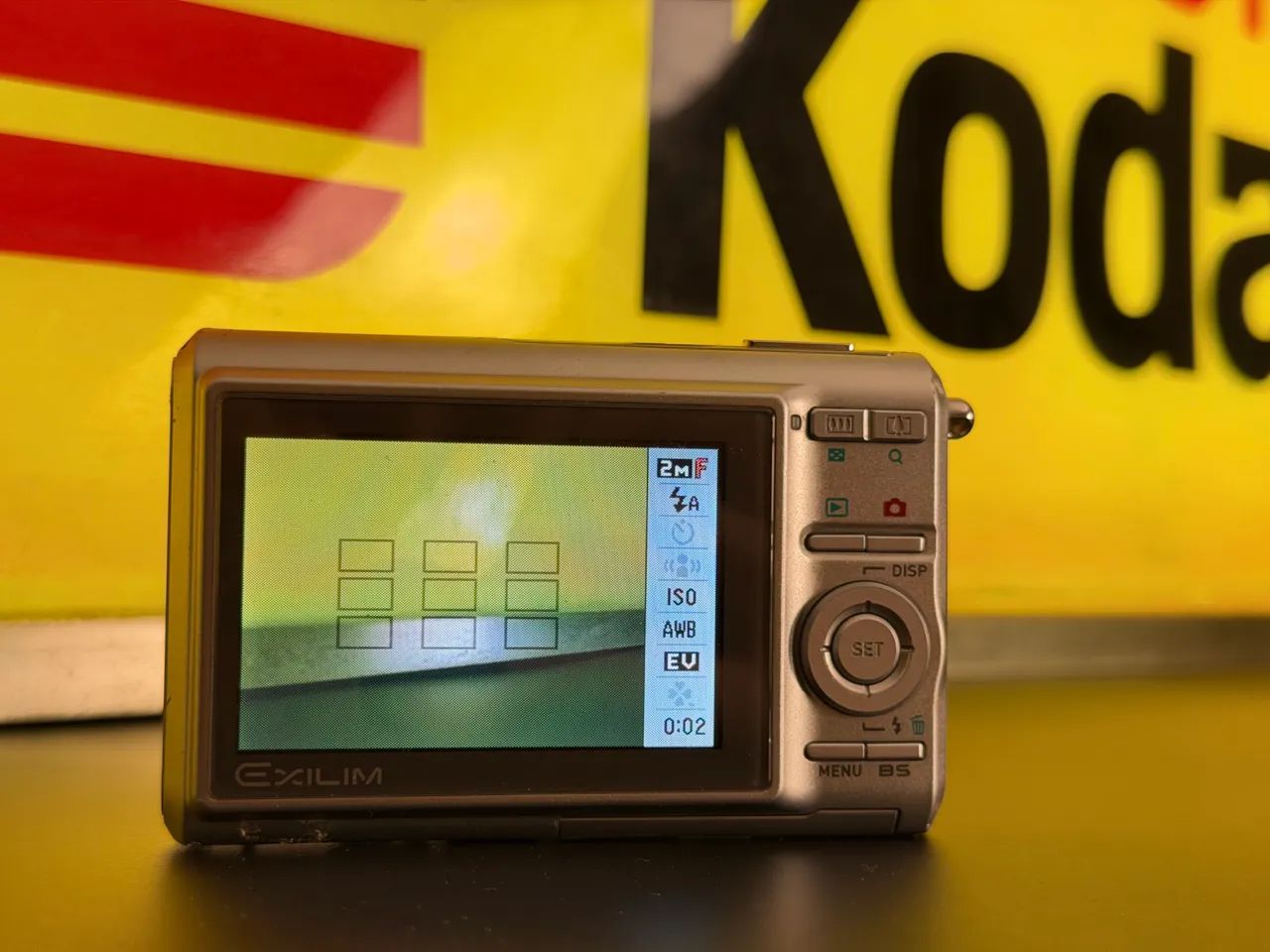 Câmera Digital Casio Exilim EX-Z75 - 7.2MP e 3x de zoom (estilo