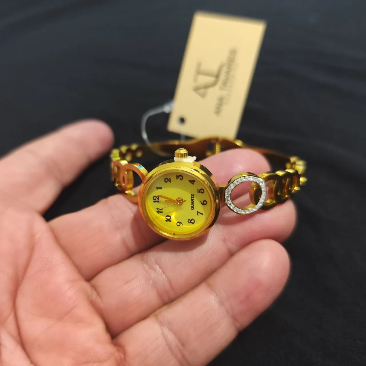 Relógio com linda pulseira em aço dourado.  - Foto 2