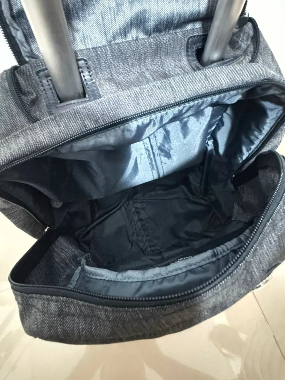 ? MOCHILA NUSI CINZA - Kipling ORIGINAL | RODINHAS 360° ( usada, em ótimo estado ). - Foto 4