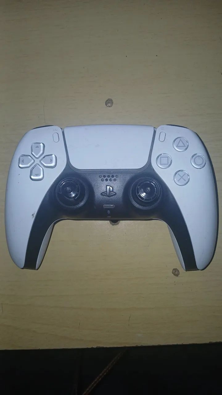 CONTROLE DE PS5 USADO!!!! ( 1 analógico quebrado ao meio mais funcionando normalmente )