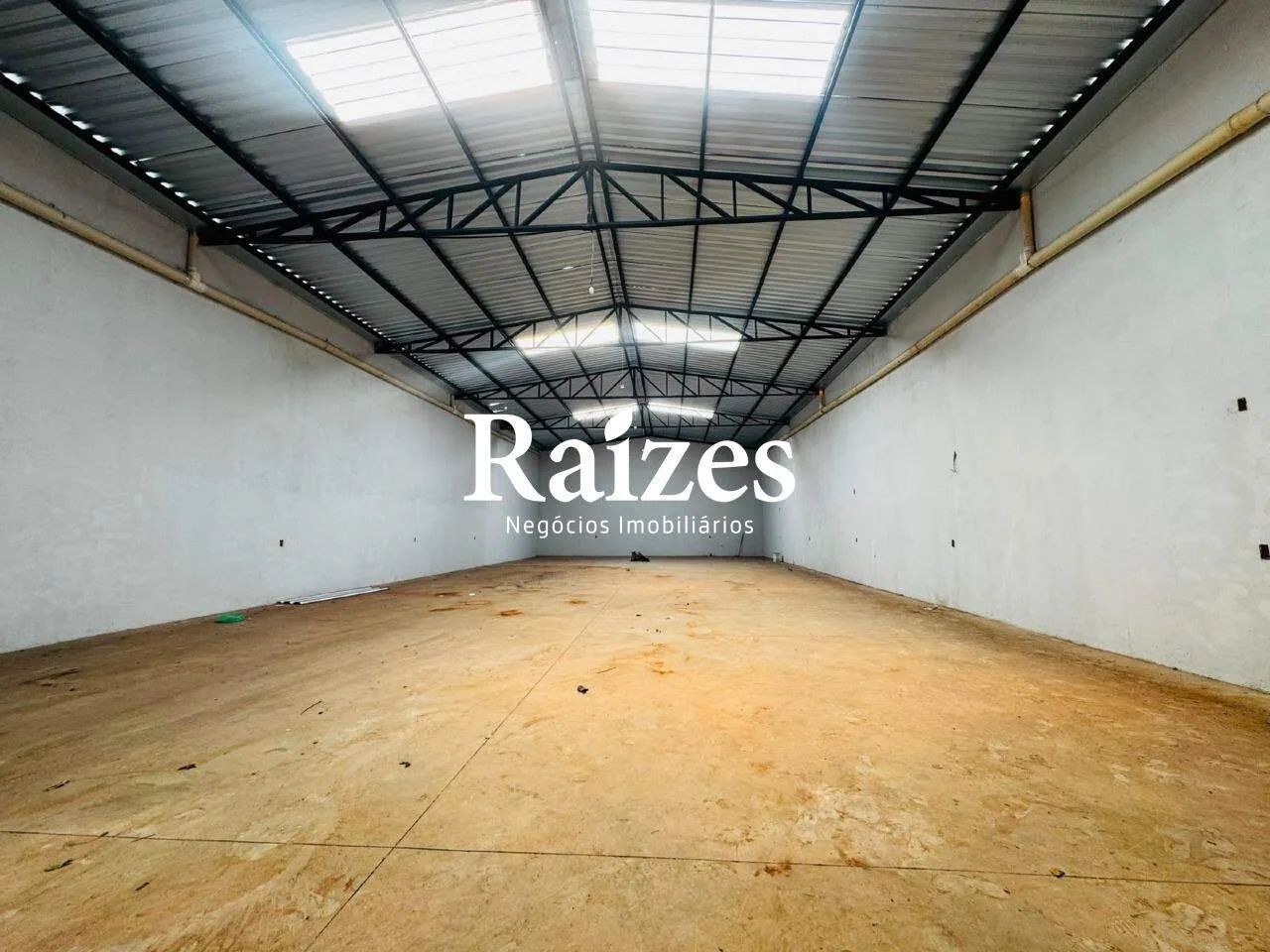 Galpão Comercial de 240m² no Bairro Martins com Pé-Direito de 5m, Porta Automática e 3 Vag - Foto 4