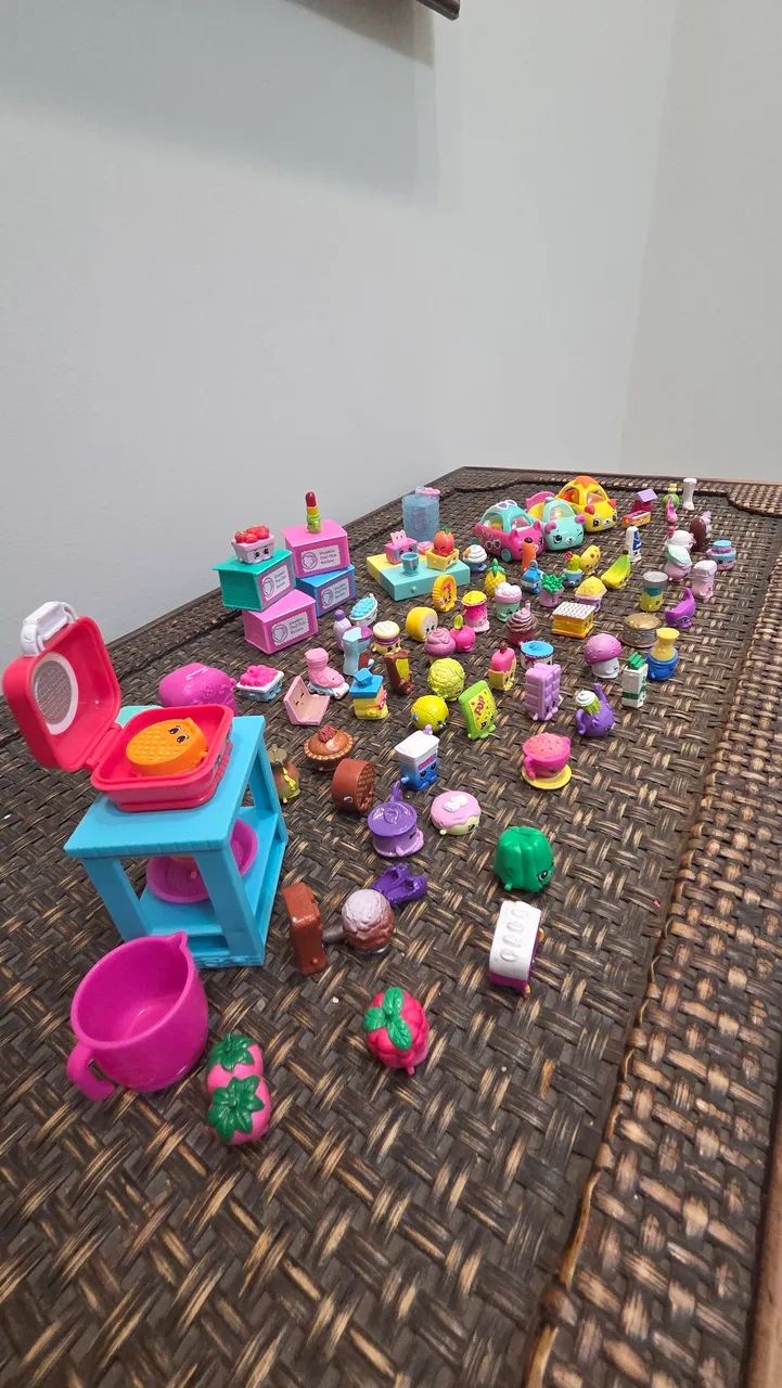 Shopkins (lote) com 74 peças mais carrinhos e acessórios 