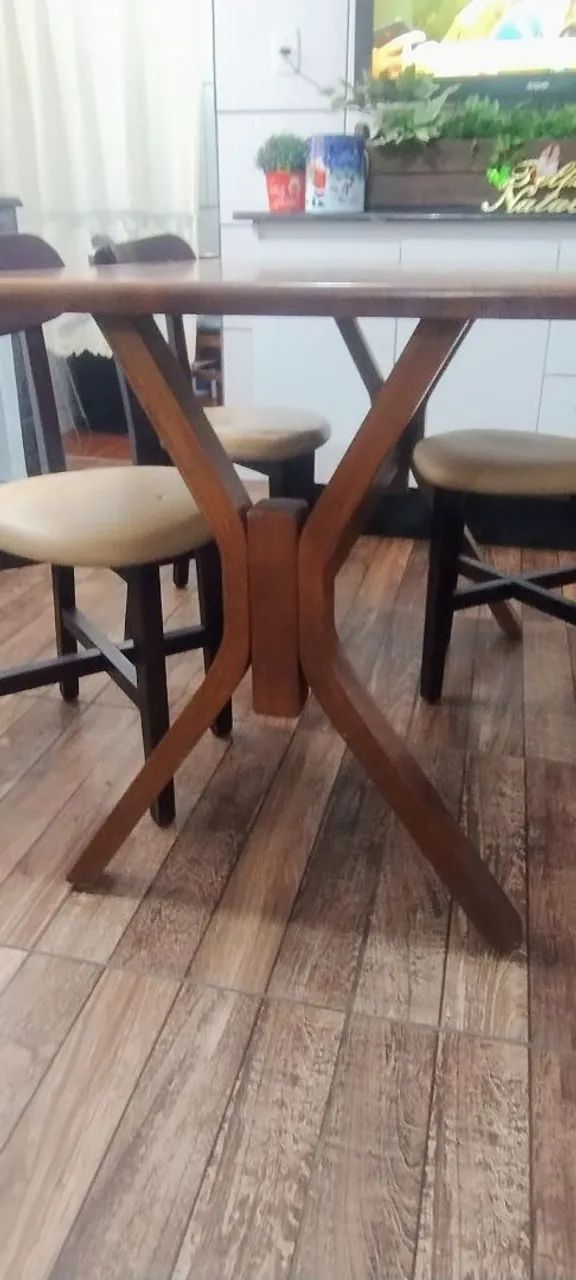 Mesa retangular com 4 cadeiras maciça  - Foto 5