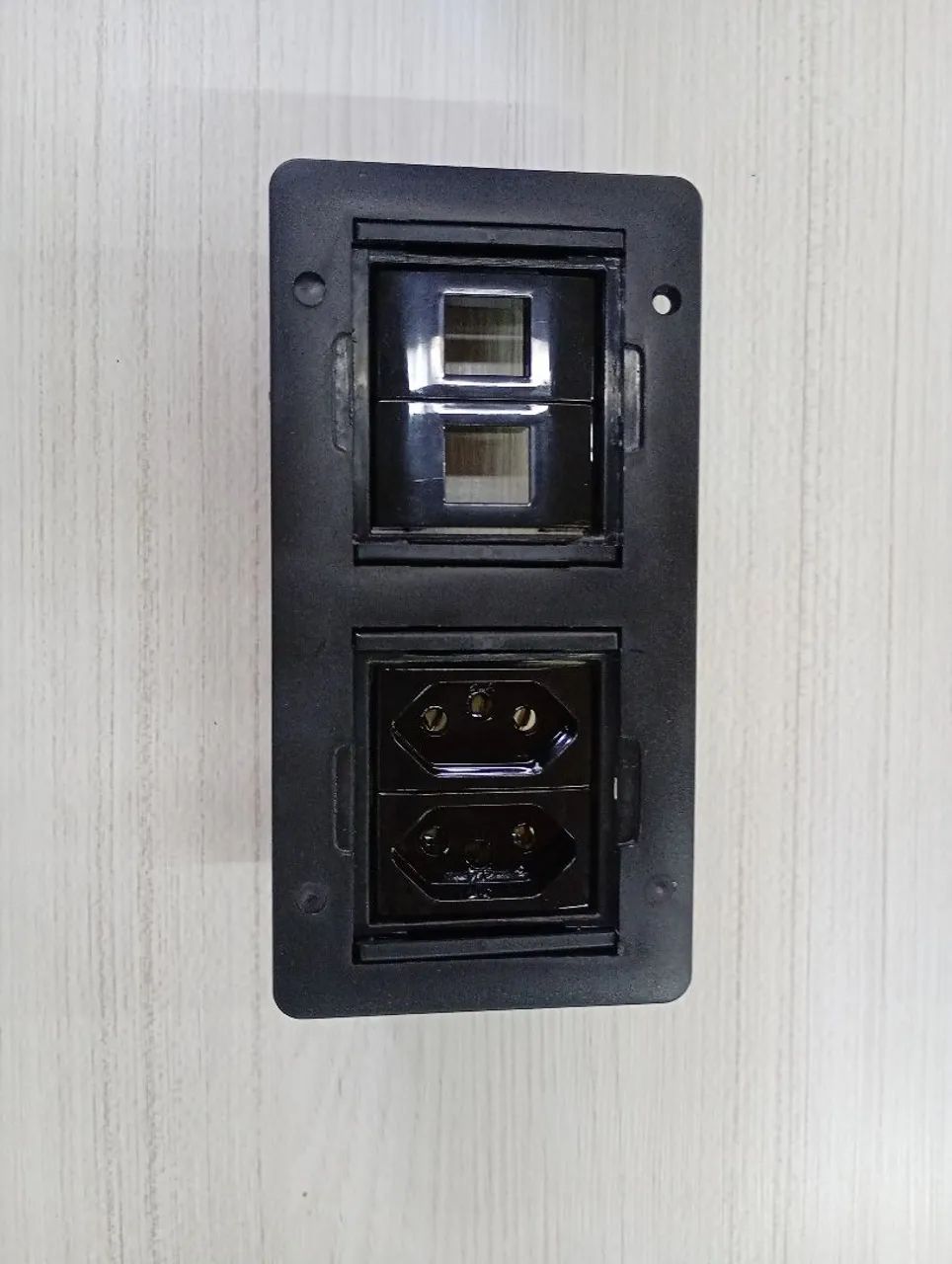 Caixa universal retangular para mesa 