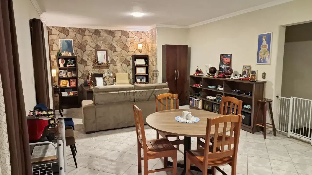 Prédio Comercial / Residencial - 2 Residencias e 2 Salões Comerciais com Pé Direito alto. - Foto 2