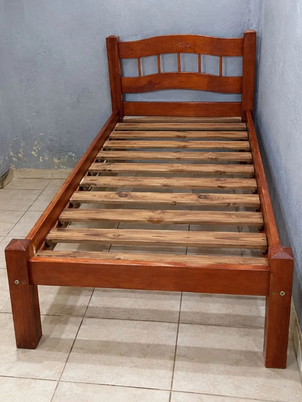 Vendo cama de solteiro.