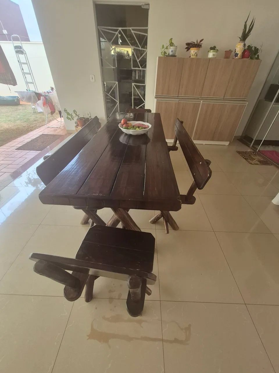 Mesa 2 cadeiras e 2 bancos.