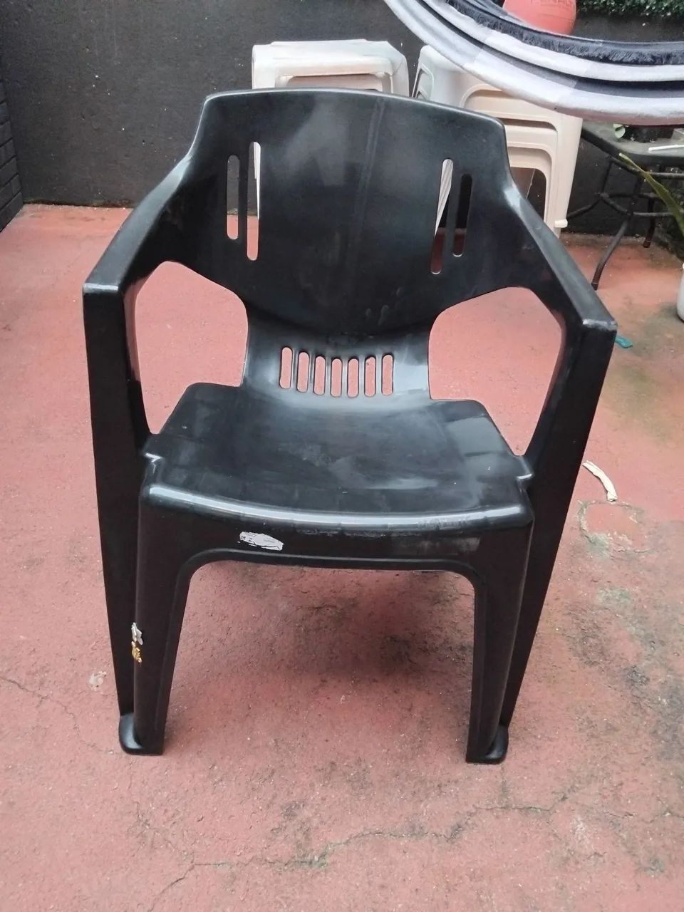 Cadeiras preta de plástico 