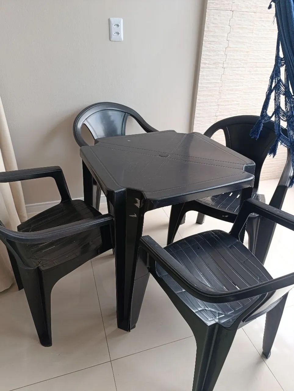 Vende-se jogo mesa plastico com 4 cadeiras. - Foto 2