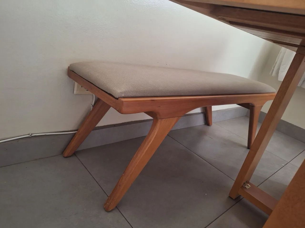 Mesa com cadeiras e banco - Foto 3
