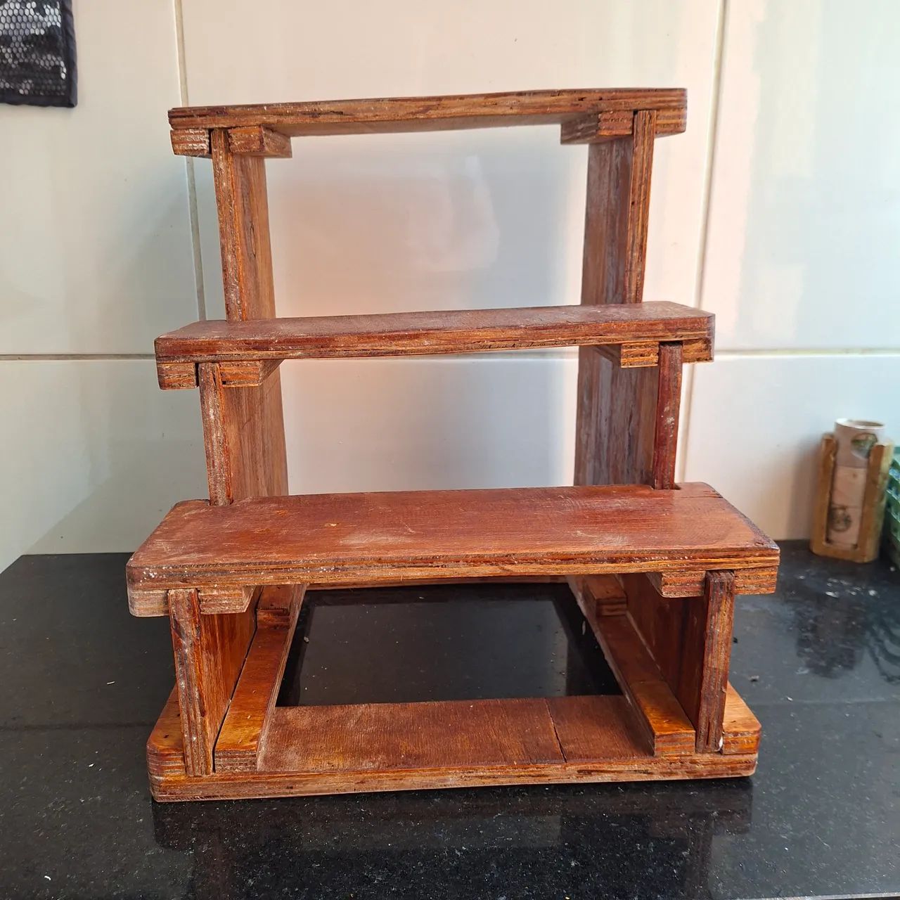 ESCADA EXPOSITORA DE MADEIRA DE MESA