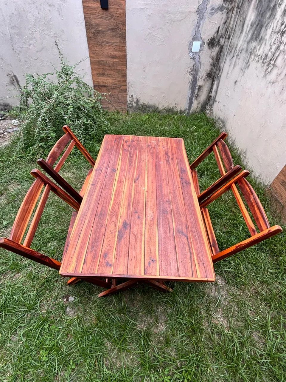 Mesa de madeira pouco usada