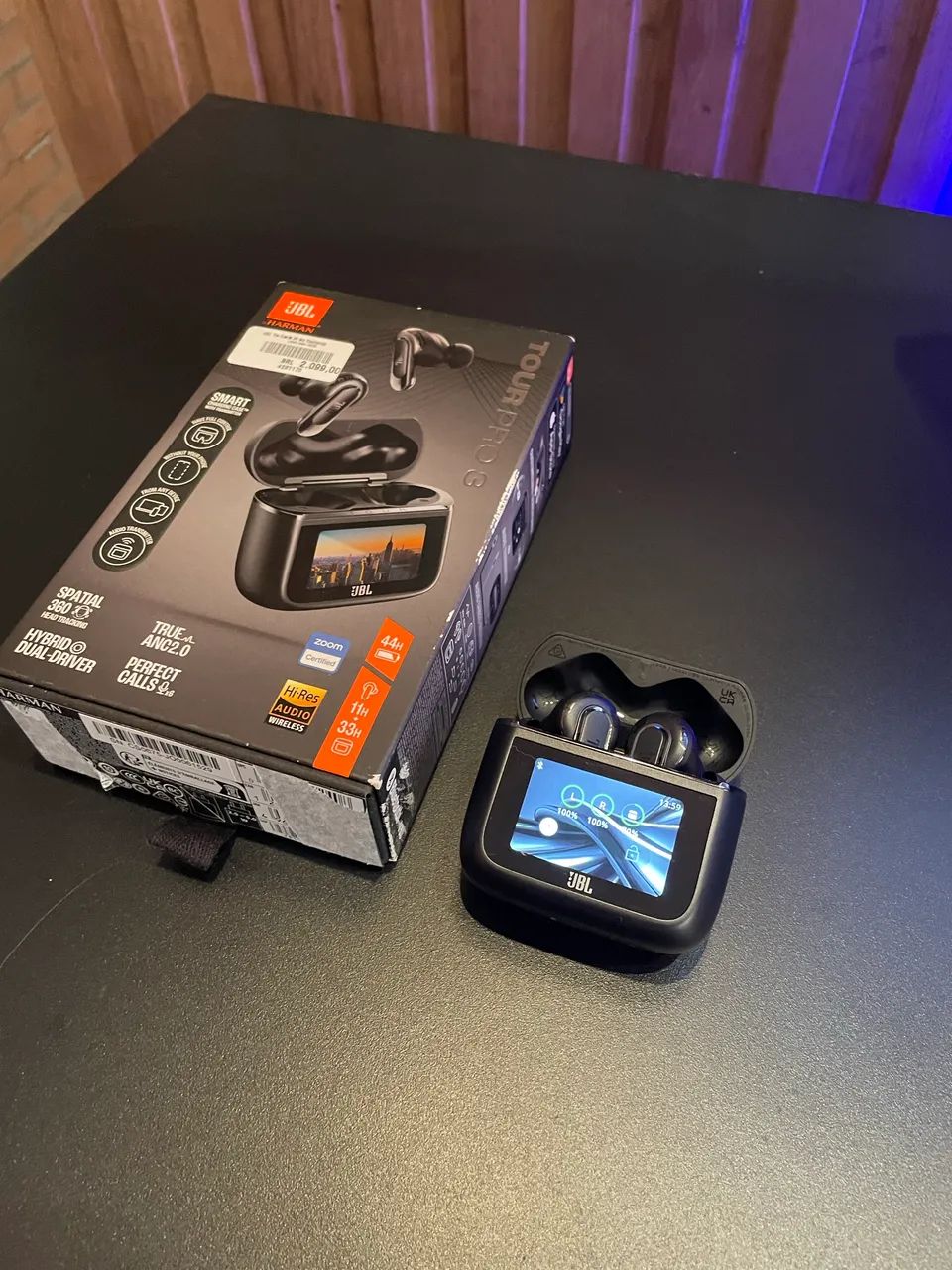 Fone Bluetooth JBL Tour Pro 3 com Smart Case Touch - Completo na Caixa