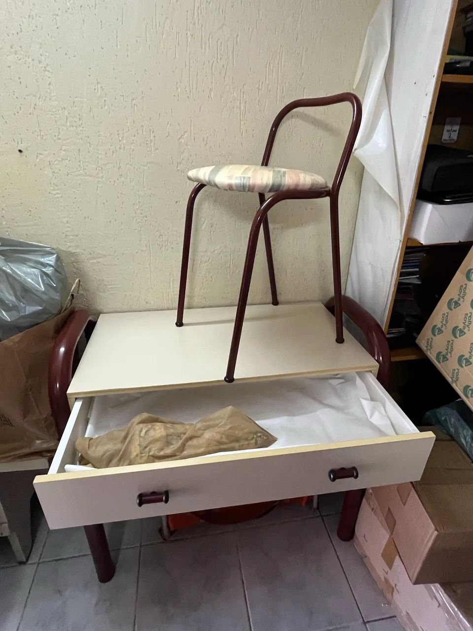 Escrivaninha com banqueta 
