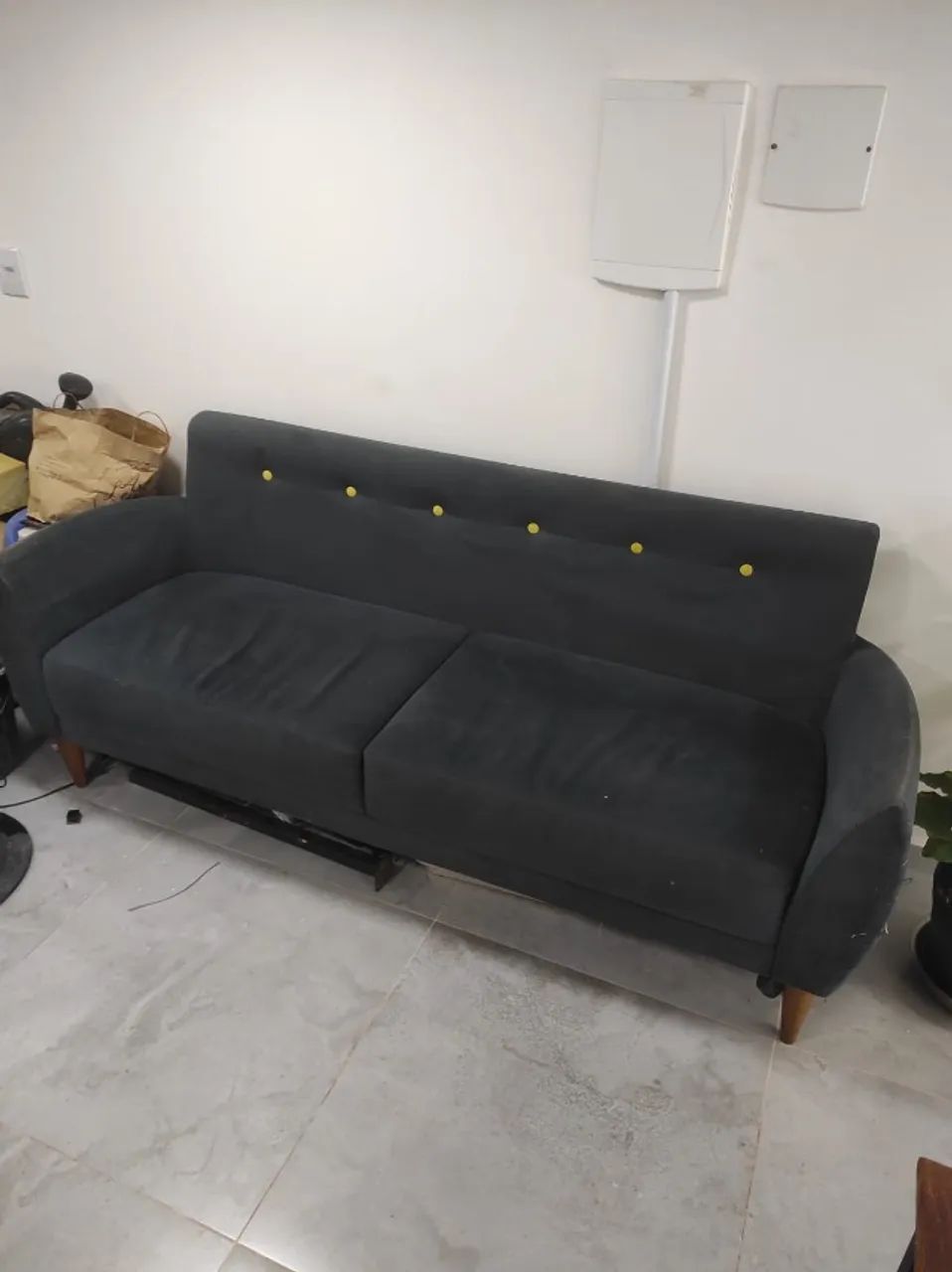 Sofá Retrô Cinza Chumbo com Botões Amarelos - Design Moderno - Foto 4