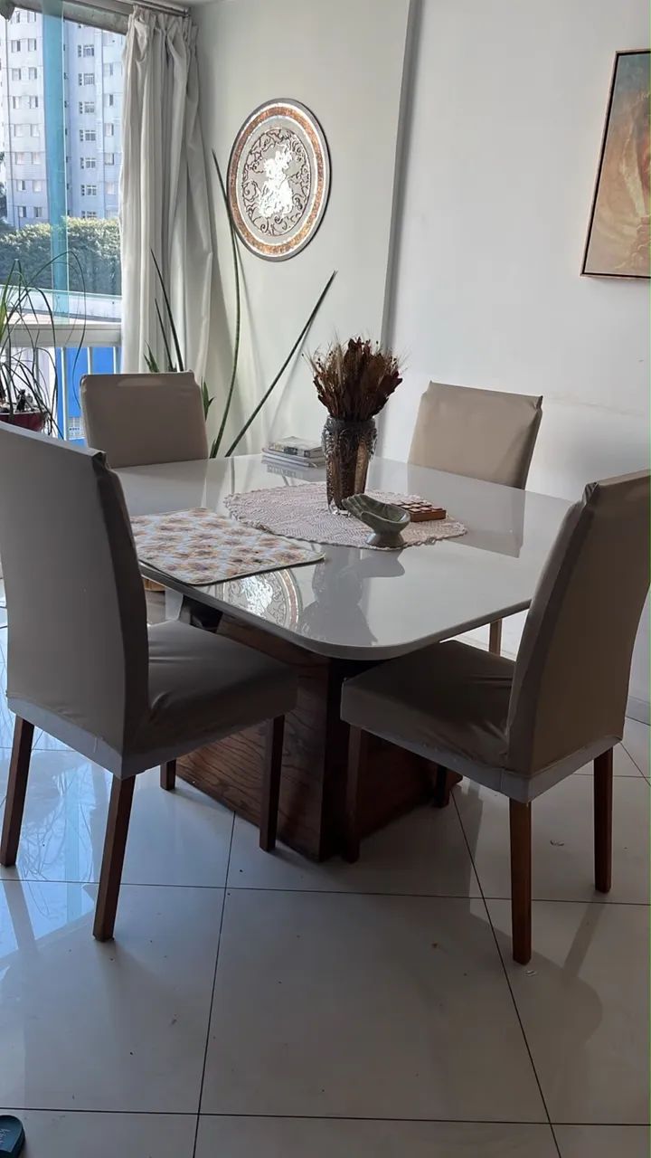 Mesa com 6 cadeiras e tampo de vidro