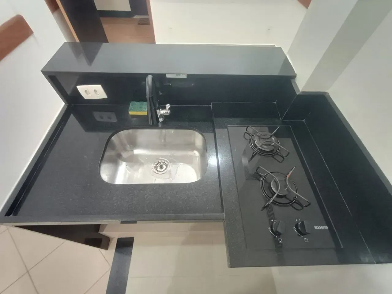 Sala pequena com cozinha/copa, banheiro e sala/quarto. - Foto 5