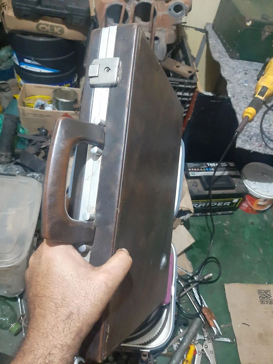 Old suitcase64985871573891124