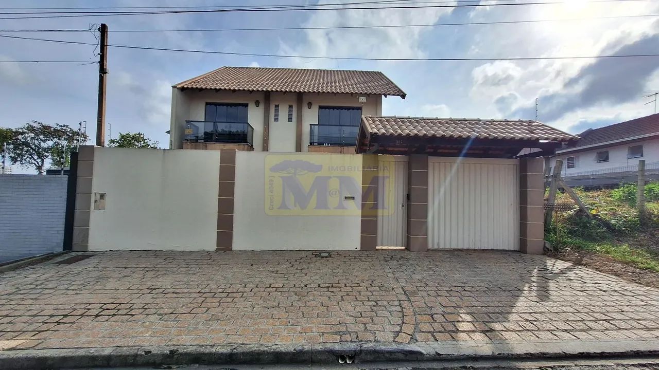Sobrado com 280m² e terreno de 336m² no Centro de Pinhais