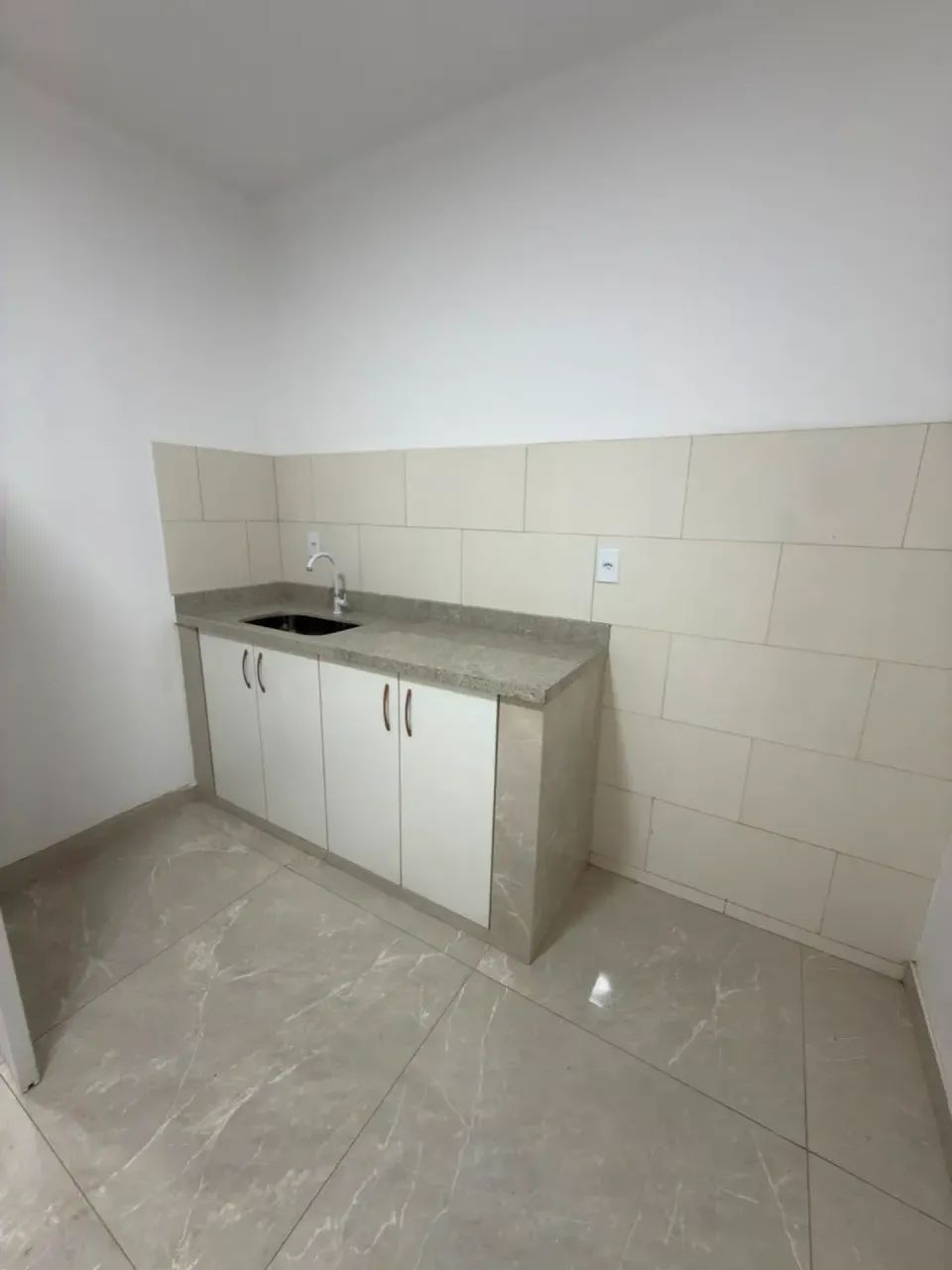 ALUGA-SE APARTAMENTO / Com 2 Qts - Foto 4