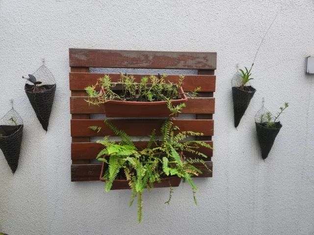 Suporte de parede de madeira para vaso de plantas.