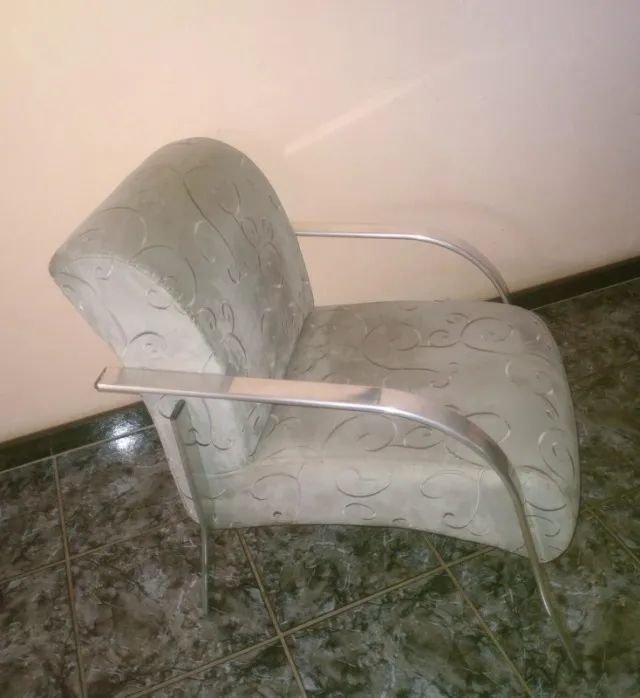 Poltrona Estofada com Braços e Estrutura Metálica - Foto 3