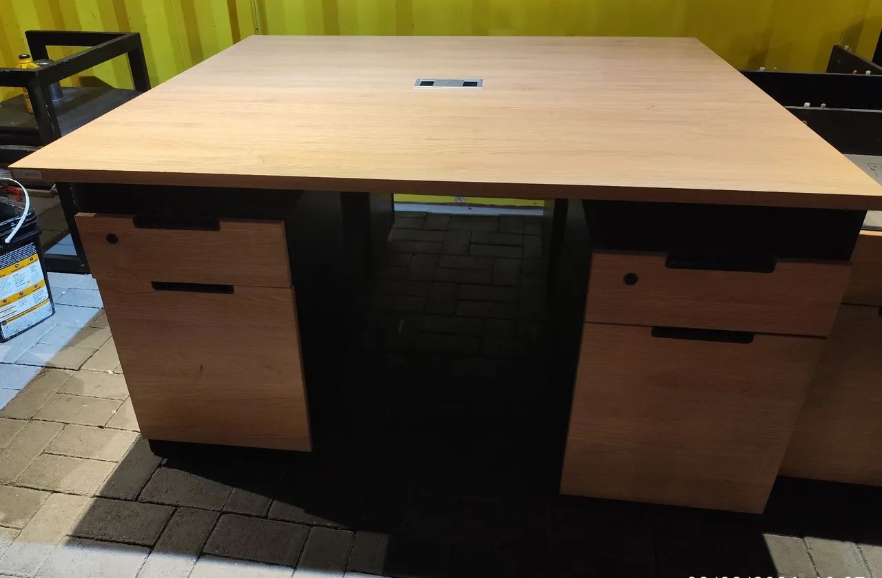 Mesa de trabalho, tipo ilha, com armário e gaveta com chave  - Foto 2