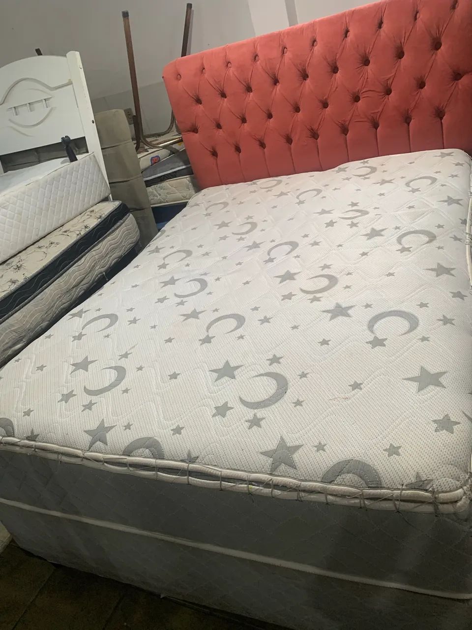 CAMA DE CASAL COM CABECEIRA VERMELHA  - Foto 4