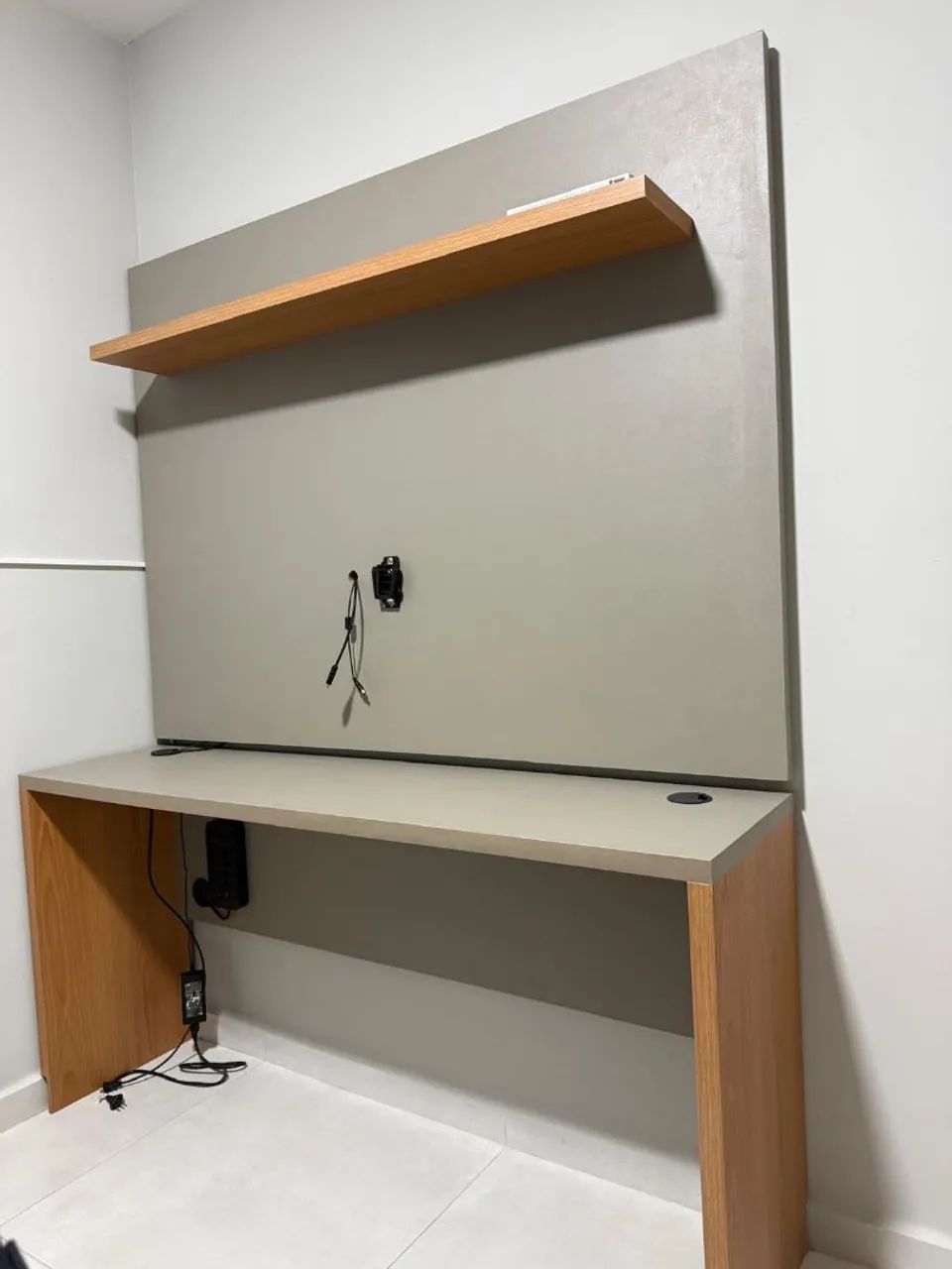 Mesa de escritório com painel