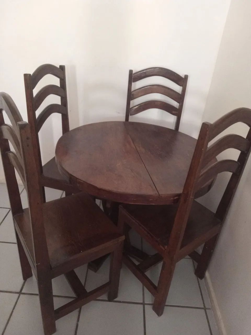 Mesa com 4 cadeiras de madeira rústica 