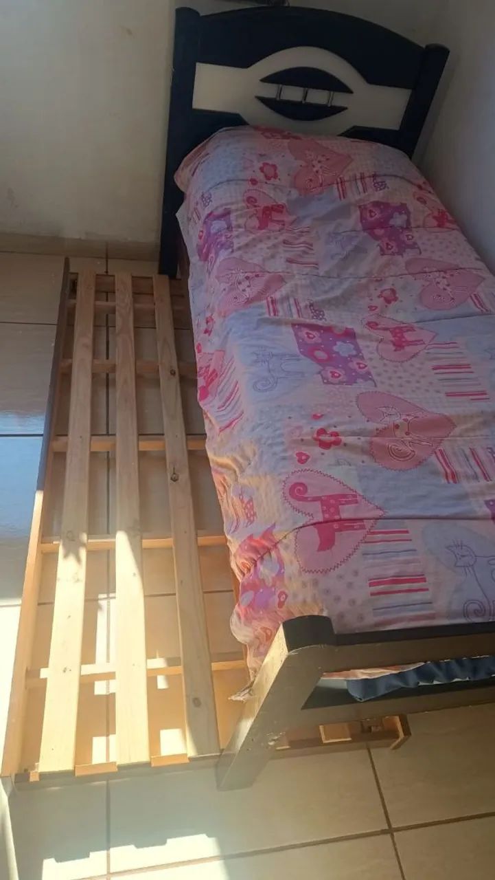 Cama de solteiro com auxílio 