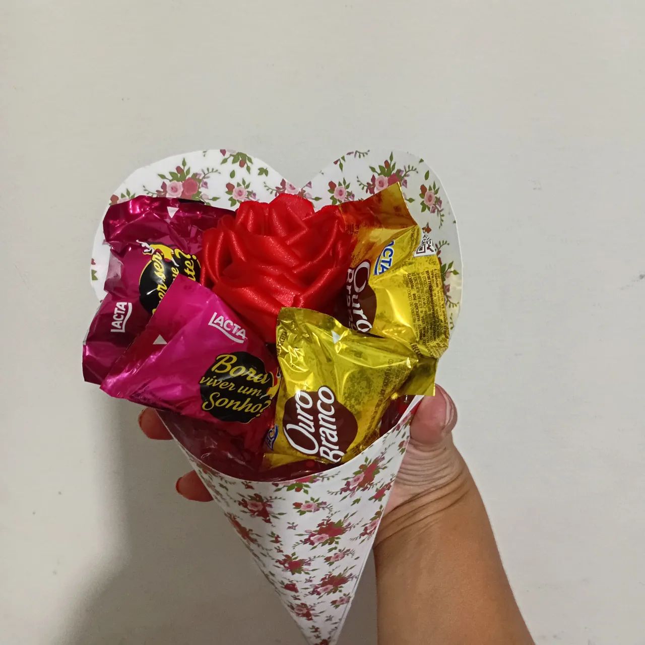 MINI BUQUE PERSONALIZADA COM ROSAXETERBACDE CETIM E BOMBONS SONHO DE VALSA