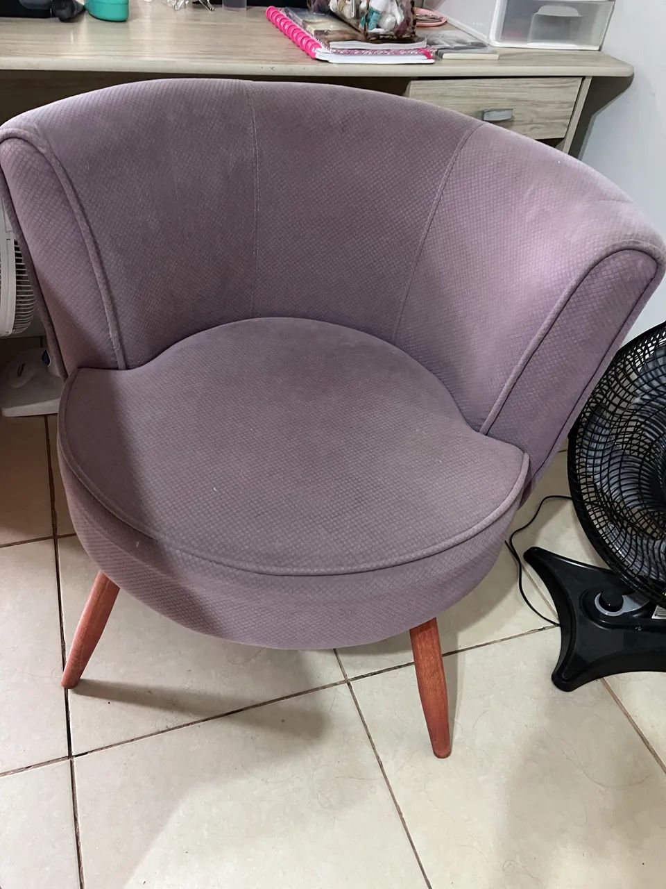 Poltrona pés de madeira , tecido roxo (desbotado) 