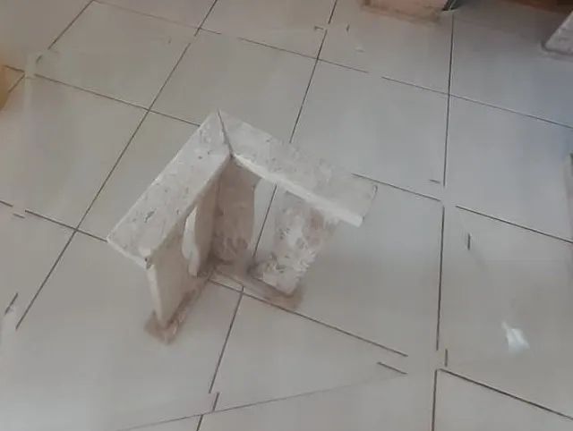 MESA DE CENTRO EM MÁRMORE E VIDRO 