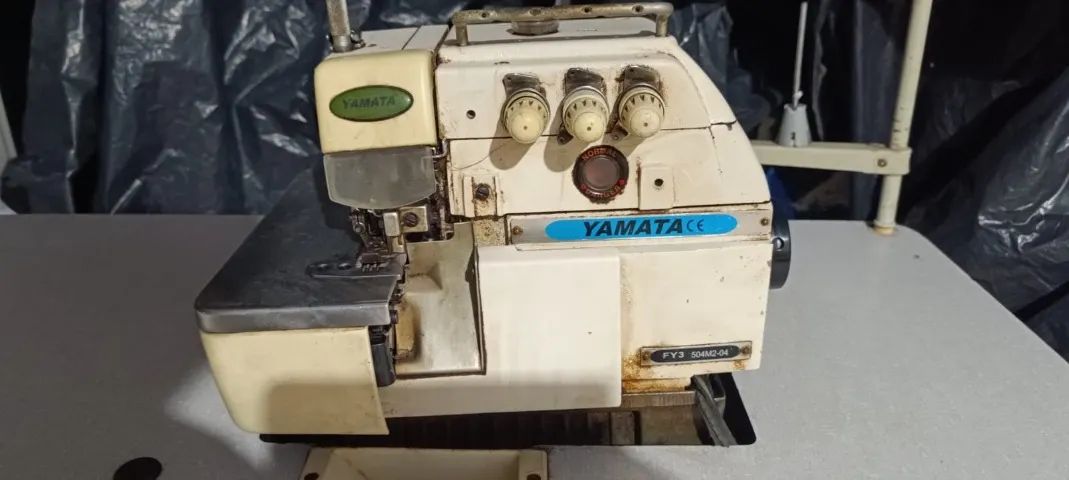 Overlock Industrial 3 Fios Yamata Fy3 504m2-04 110v com mesa. - Foto 2