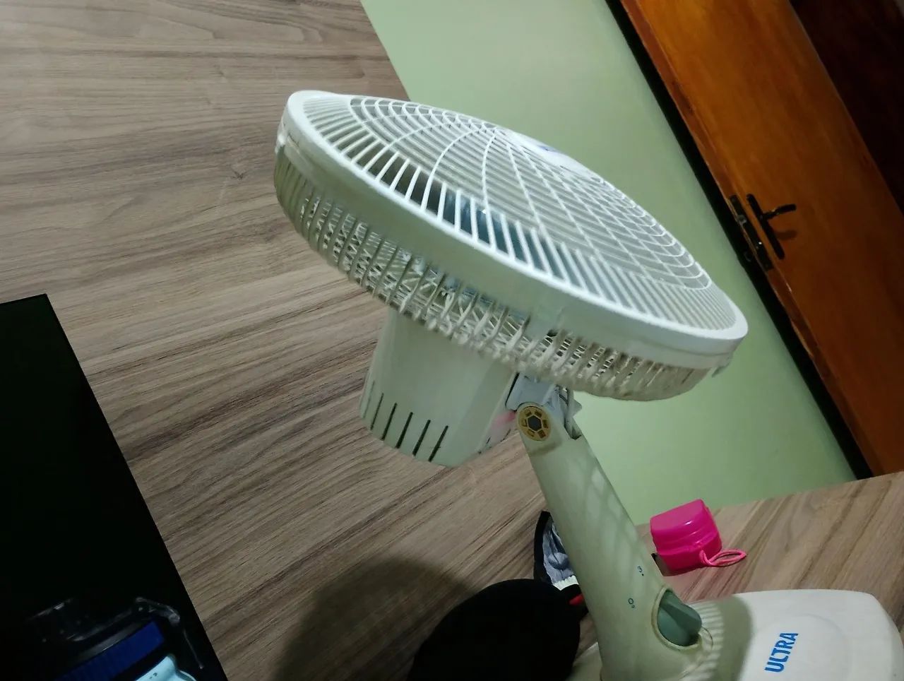 Ventilador branco de mesa - Foto 2