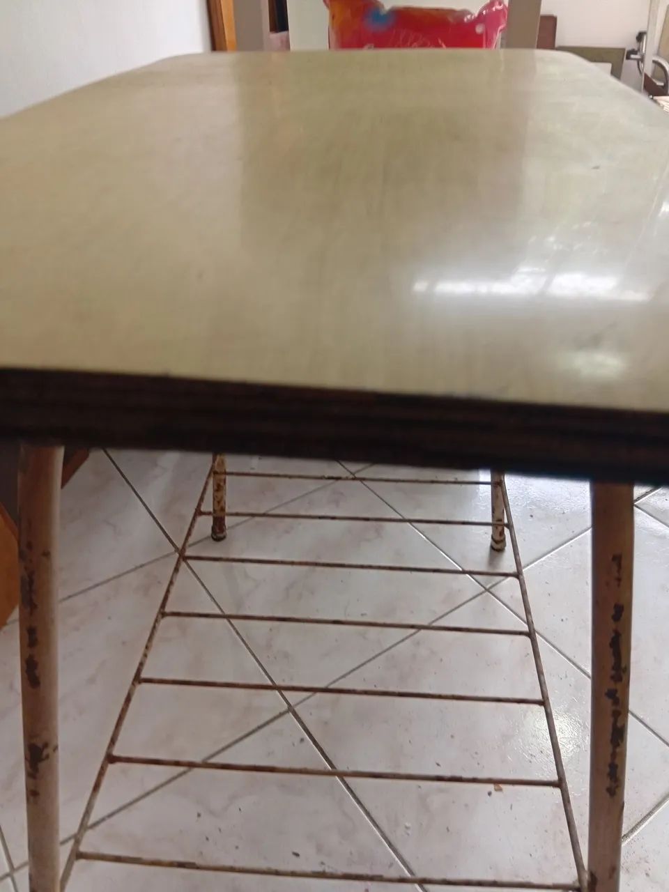 Mesa de madeira vintage com pés de ferro e giratória  - Foto 5