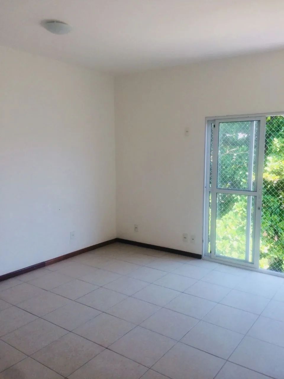 Apto em Marechal Hermes. 2 quartos, amplo, claro, arejado, com vaga de garagem - Foto 2