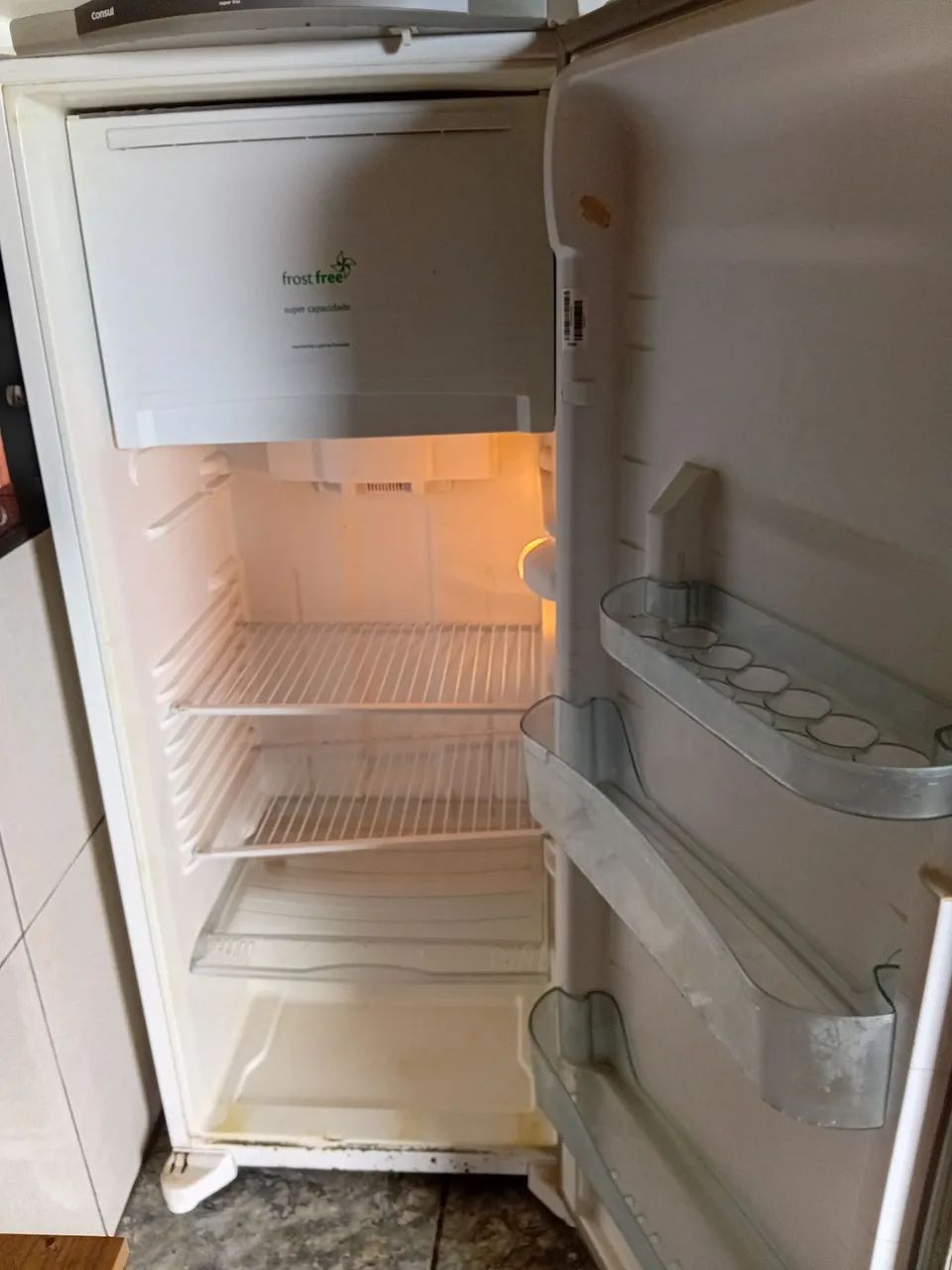 Geladeira em bom uso,está funcionando perfeitamente, congelando perfeitamente...  - Foto 2