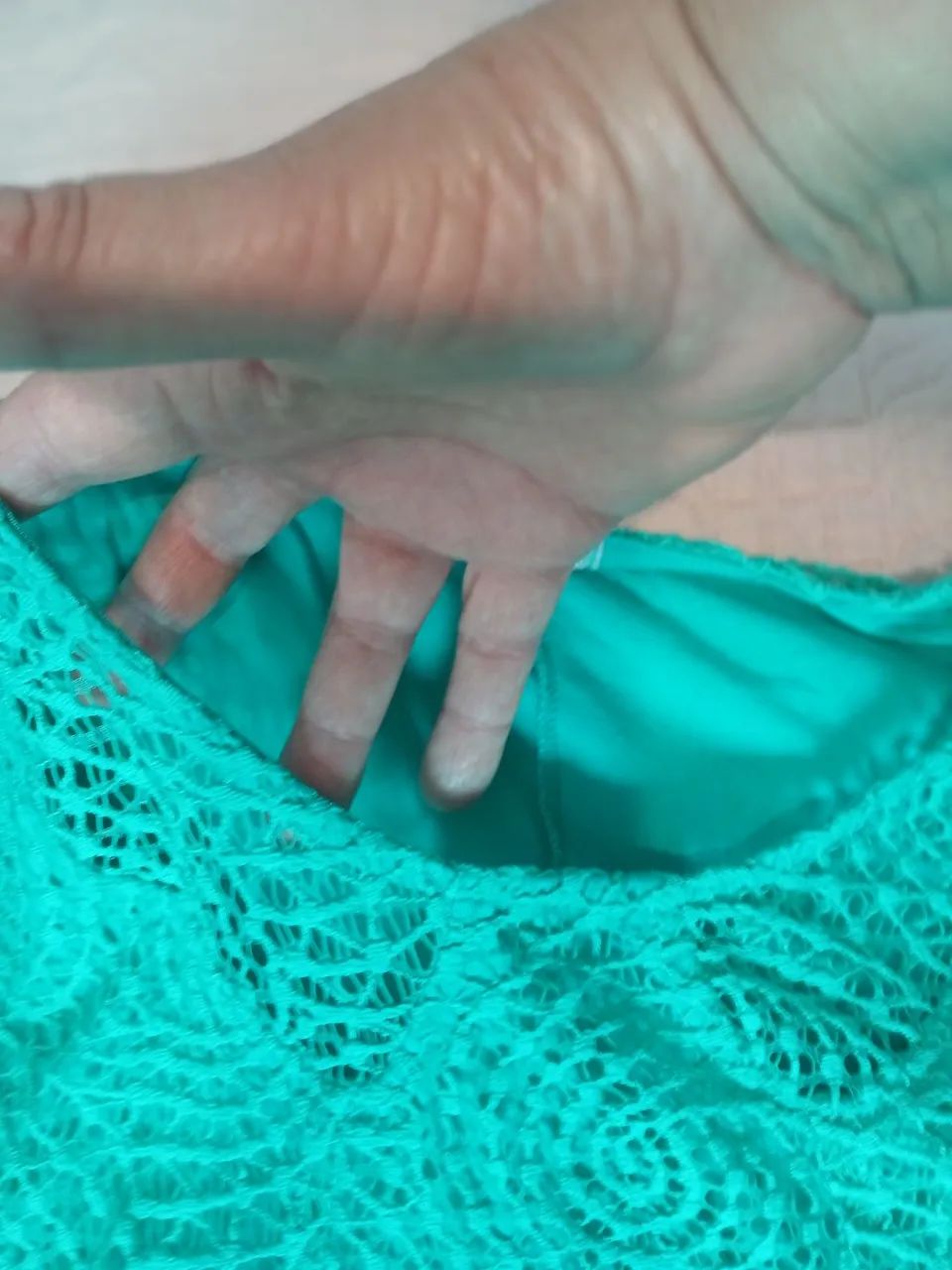 Vestido midi em renda verde com forro. - Foto 4