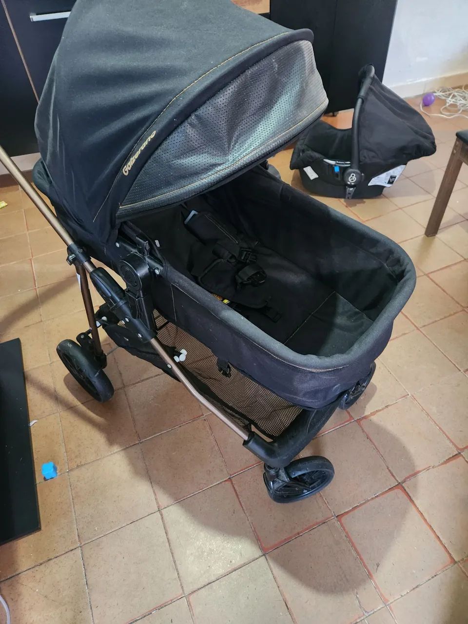 Carrinho galzerano com bebê conforto 