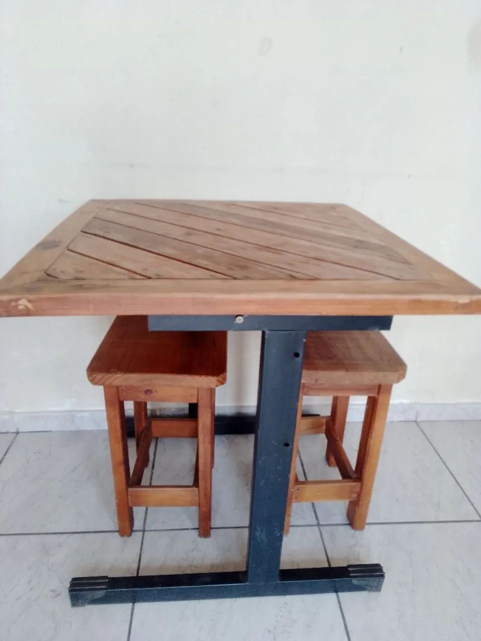 Vendo mesa madeira com dois bancos 170,00