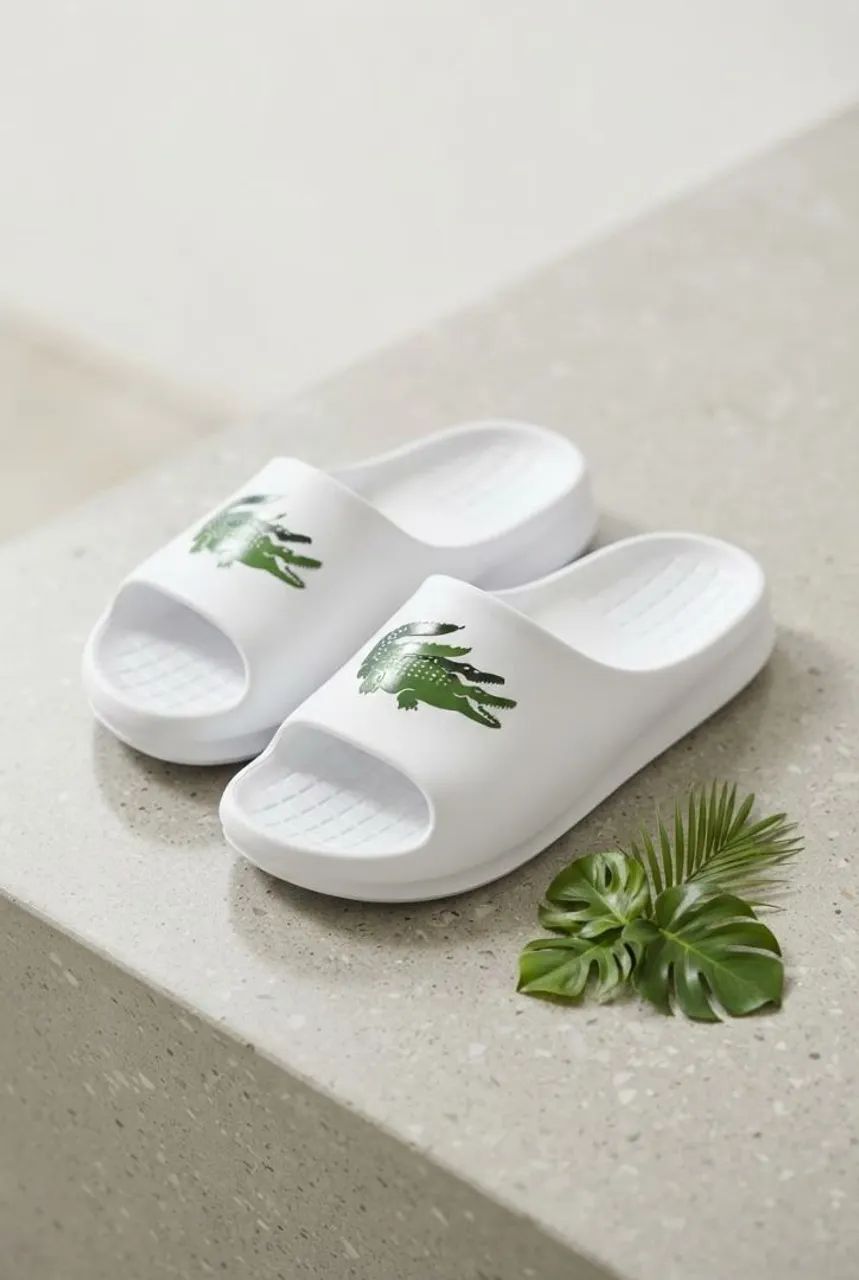 Chinelo slide Lacoste.