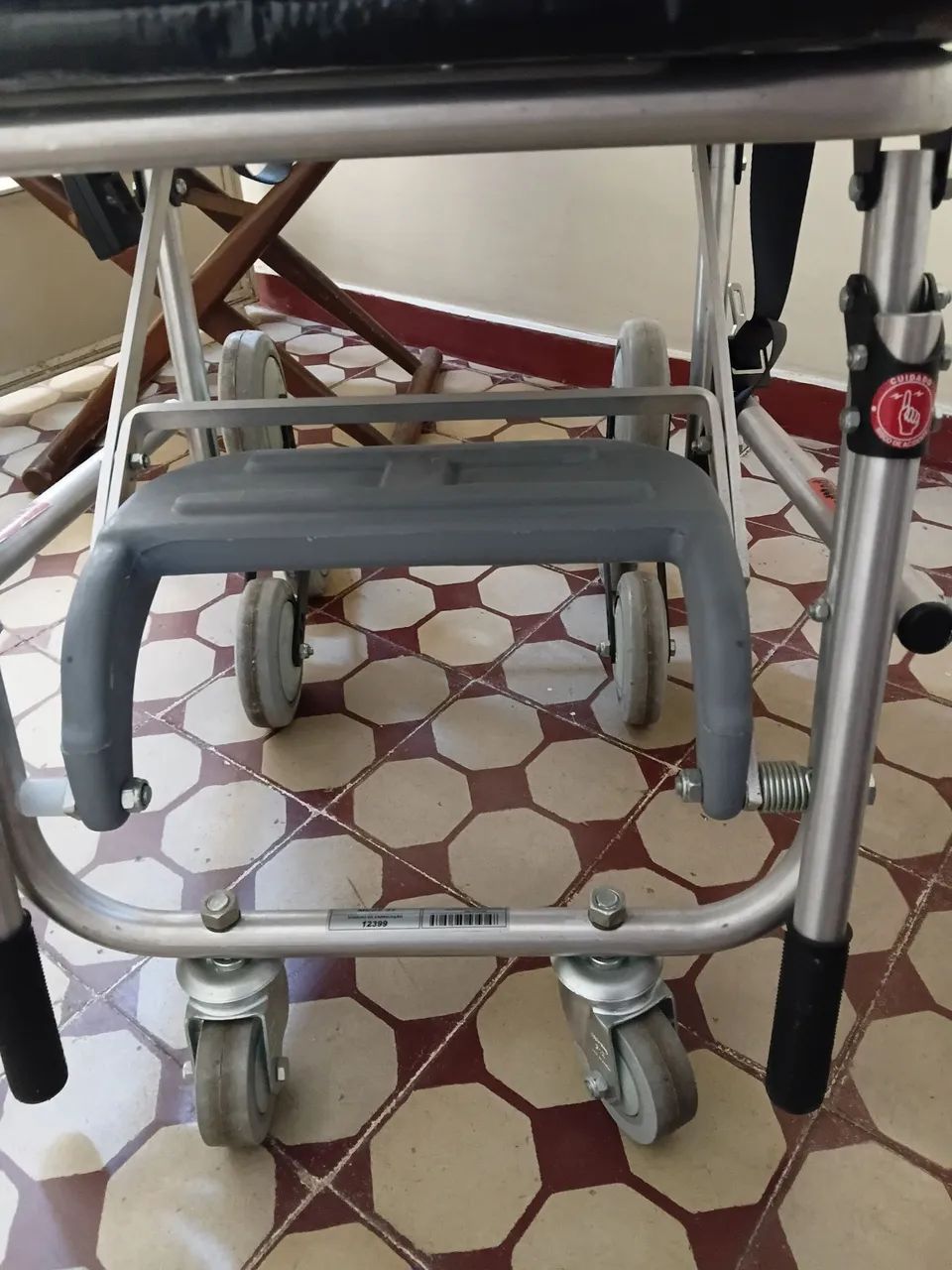 Cadeira de roda para escada - Foto 2