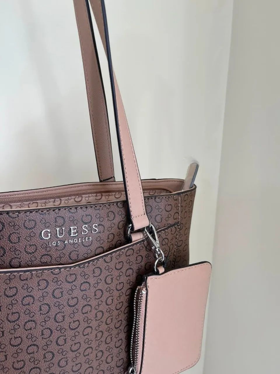 Bolsa Guess Lockwood Carryall Bege - Foto 2