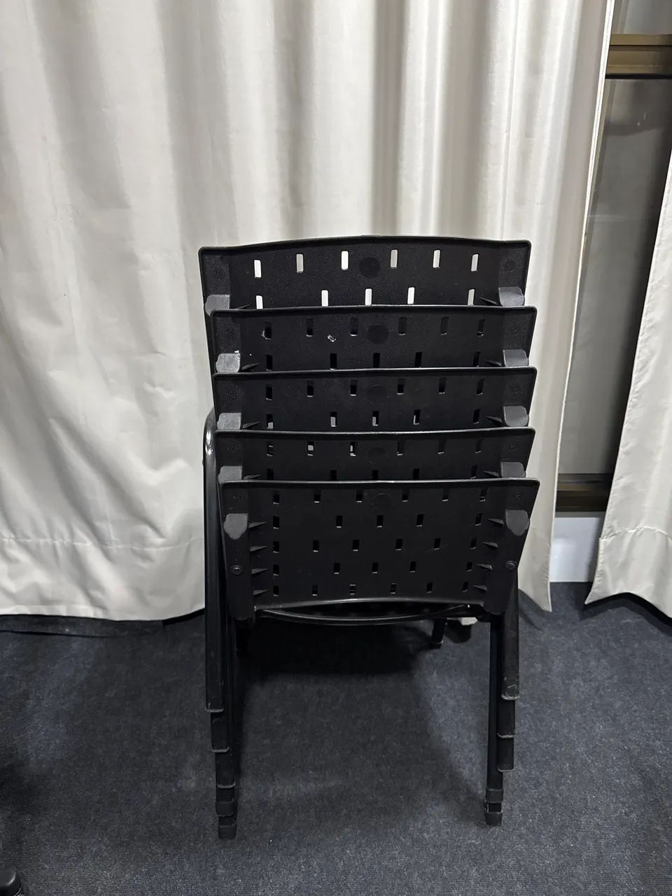 Cadeira de Plástico de Preto - Foto 4