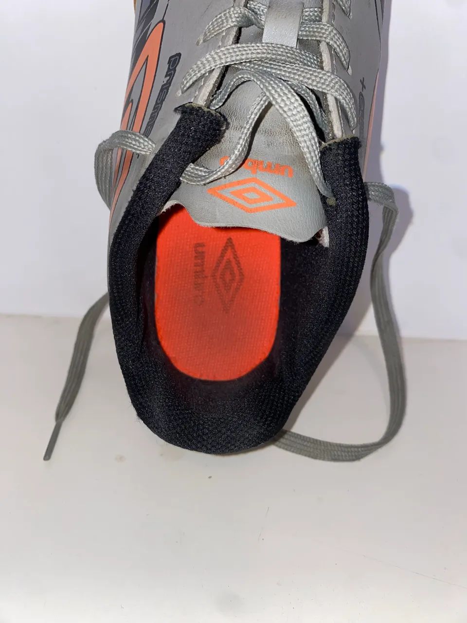 Tênis Futsal Umbro Prisma+ Cinza e Laranja Nº 35 - Ótimo Estado - Foto 3