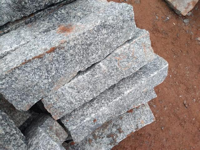 Vende se cabeças de pedras, lascas de pedra, e todos materiais semelhantes!!