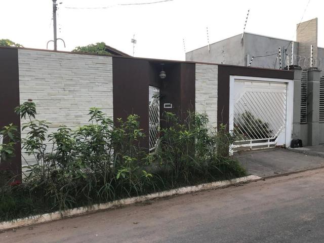 Casa com churrasqueira,cozinha planejada em terreno de 200m2